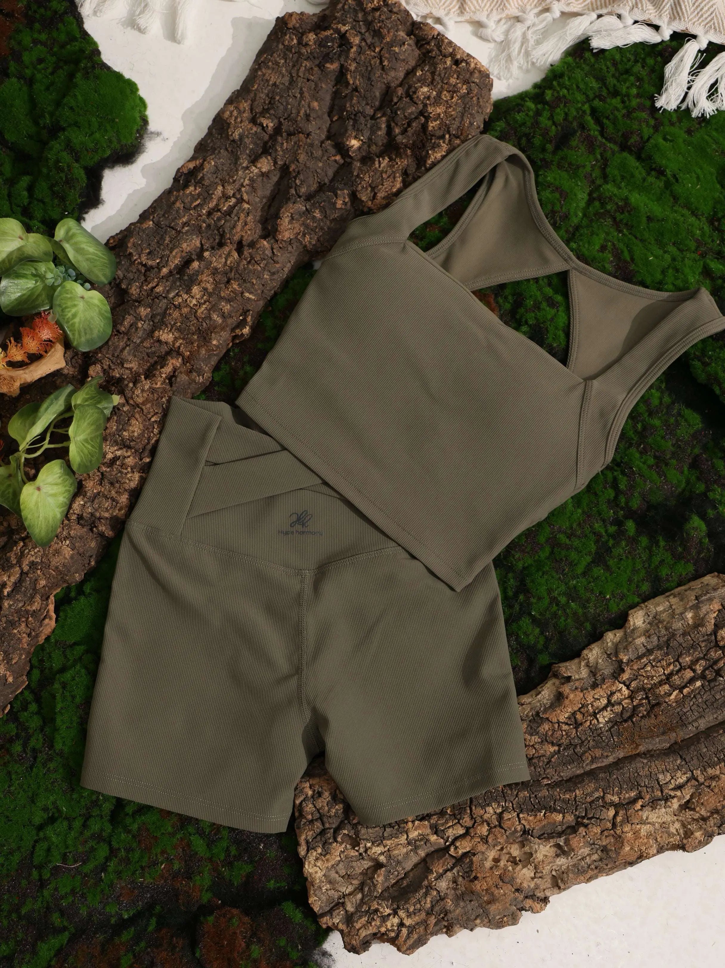 Slip Out Short – shorts with a clean front and a back cut-out – Hype Harmony (photo 12 of 22)