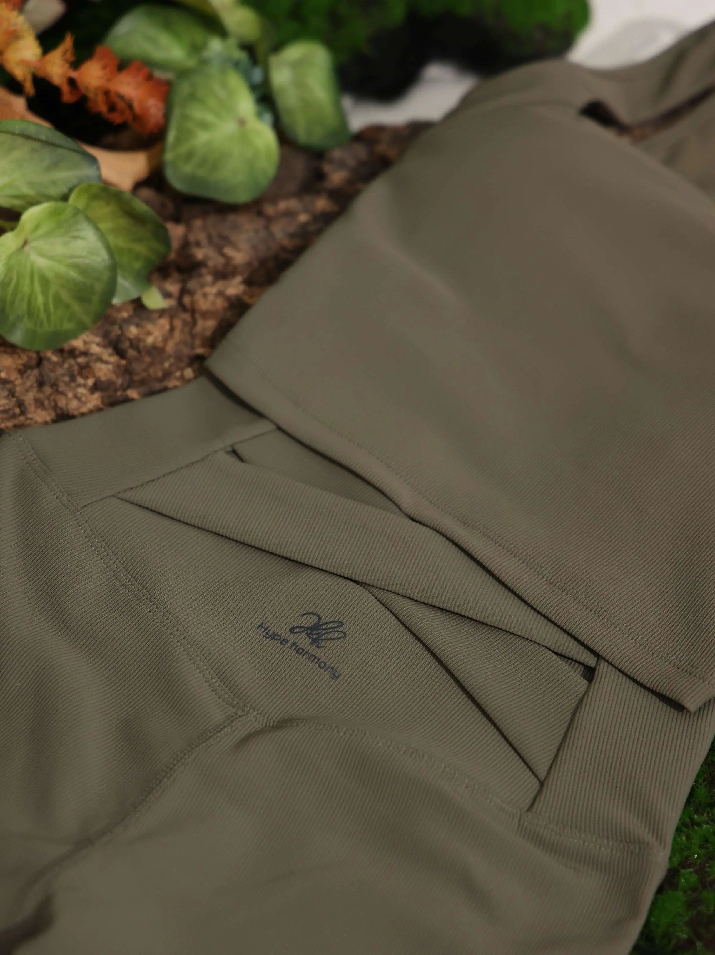 Slip Out Short – shorts with a clean front and a back cut-out – Hype Harmony (photo 13 of 22)